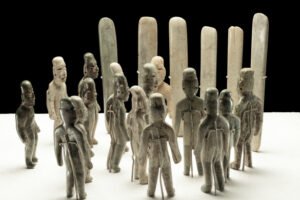 Offrande 4 du site de La Venta Ensemble de 16 figures-stèles miniaturesines et 6 haches