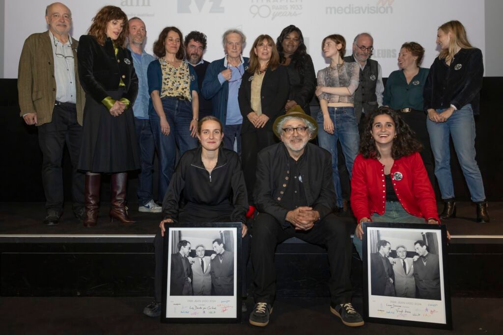 © Hervé Veronese
Au premier plan, de gauche à droite : 
Laïs Decaster, Elia Suleiman, Louise Courvoisier
Au deuxième plan, le jury et la remettante, de gauche à droite :
Jacques Kermabon, Valérie Donzelli (remettante), Quentin Mével, Leïla Férault, Stéphane Batut, Gérard Vaugeois, Catherine Bizern, Guslagie Malanda, Agathe Bonitzer,  Alain Keit, Charlotte Garson et Julie Duclos