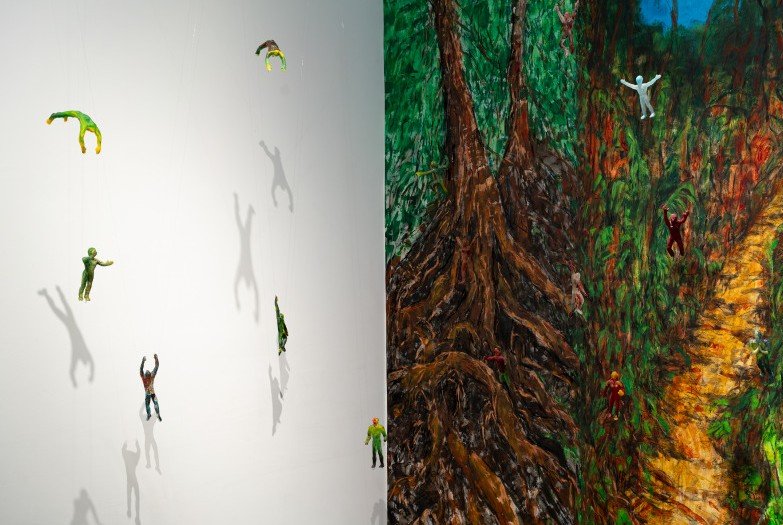 Isabel De Obaldia, Et nous voici, déchirés (détail installation) - 2025. Peinture sur papier, 5technique mixte : acrylique - pastel - fusain), 350 cm x 480 cm. Sculptures en verre : 28x18X10 cm