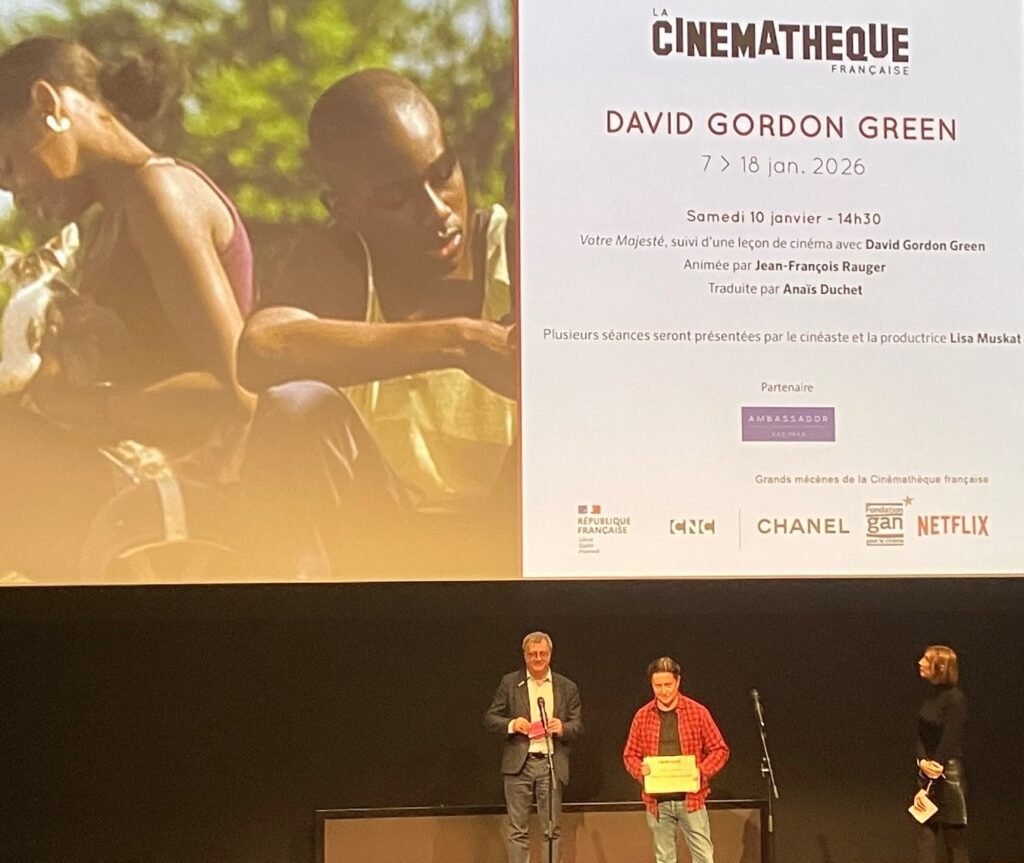 David Gordon Green recevant une plaque pour son fauteuilà la Cinémathèque française 7/01/2026