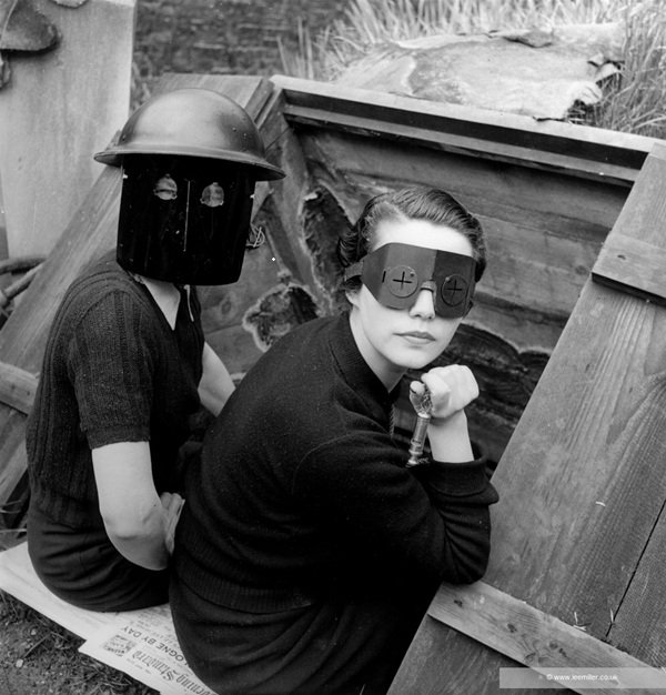 Lee Miller,
Femmes équipées de masques anti-feu
Fire Masks
Downshire Hill, Londres
1941
© Lee Miller Archives England 2026
All Rights Reserved
