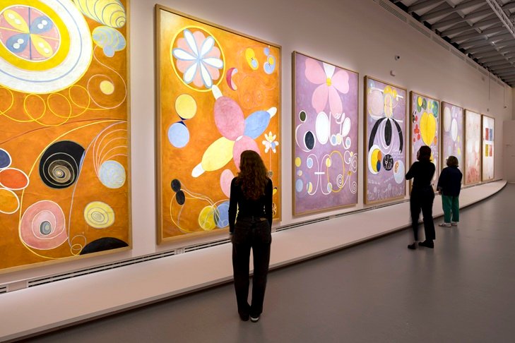 Vue de l'exposition Hilma af Klint - scénographie Pascal Rodriguez - GrandPalaisRmn x Centre Pompidou - photo © Luc Castel, 2026