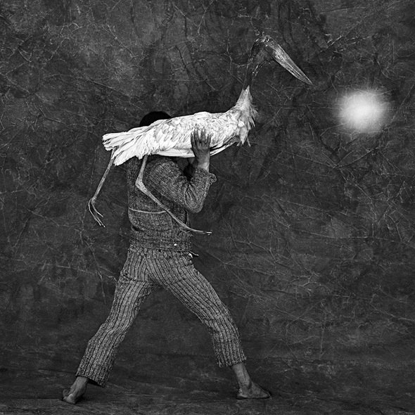 avier Silva Meinel,
Hombre con ave,
1996 © Javier Silva
Meinel / Galerie
Youniqu